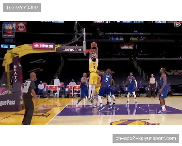 瞬间特写：终场前0.8秒，保罗·乔治高难度后仰跳投打板命中，将比赛拖入加时