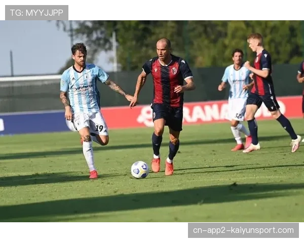 博洛尼亚队长在球队反超比分后，冲向场边与主帅莫塔激情庆祝